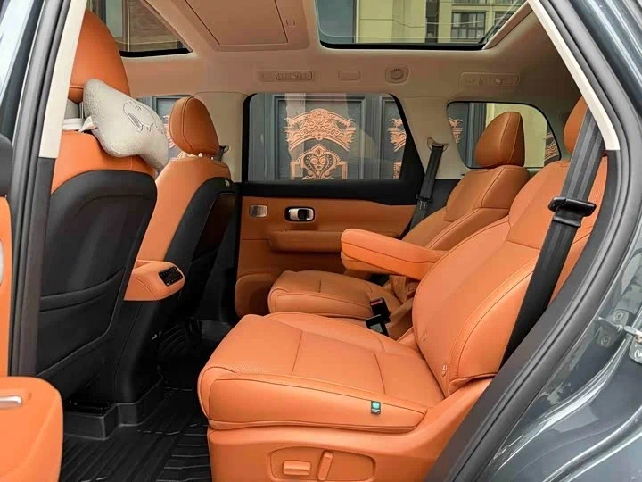 Салон Leapmotor C16 в шестиместной версии: два отдельных кресла во втором ряду (2+2+2)