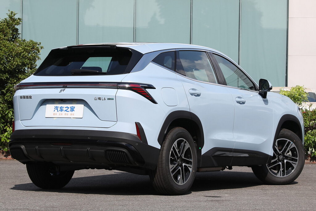 Салон Jetour Shanhai L6 — гибридная приборная панель с индикацией заряда батареи