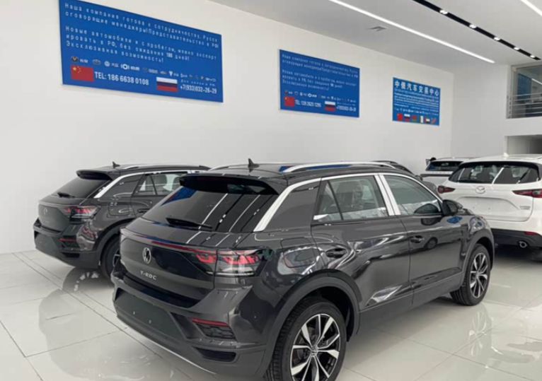 На задней двери прямо написано T-ROC — в отличие от партии Tange, где имя модели китайское