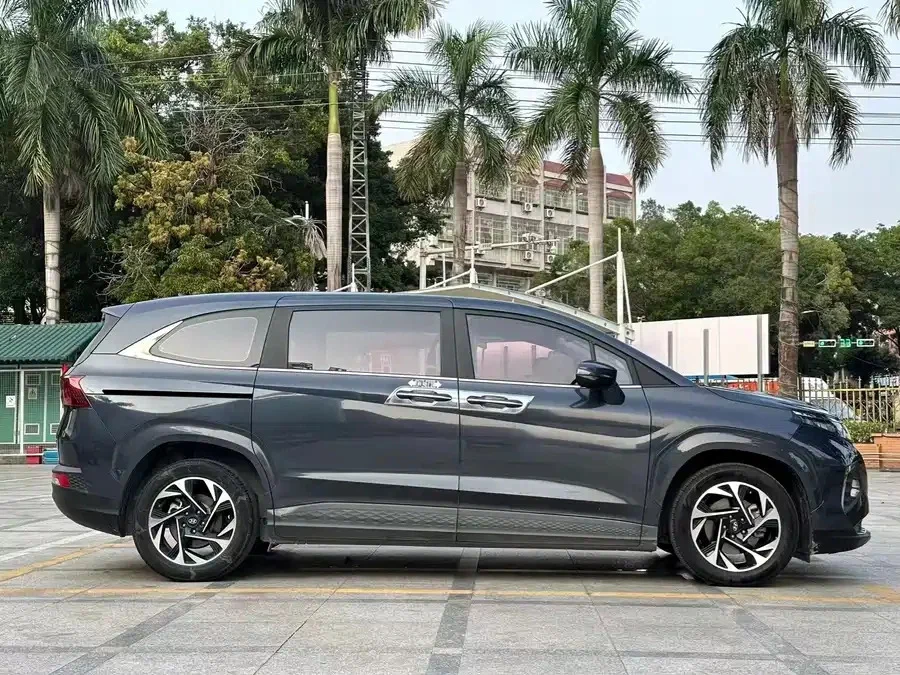 Hyundai Custo сбоку — сдвижные двери салона, как у Staria