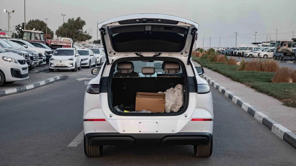 BYD Sealion 06 EV сбоку — закрытая передняя панель без решётки радиатора, характерная для электромобилей