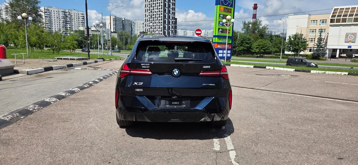 X3 Li сзади: кузов крупнее стандартного X3 по всем пропорциям