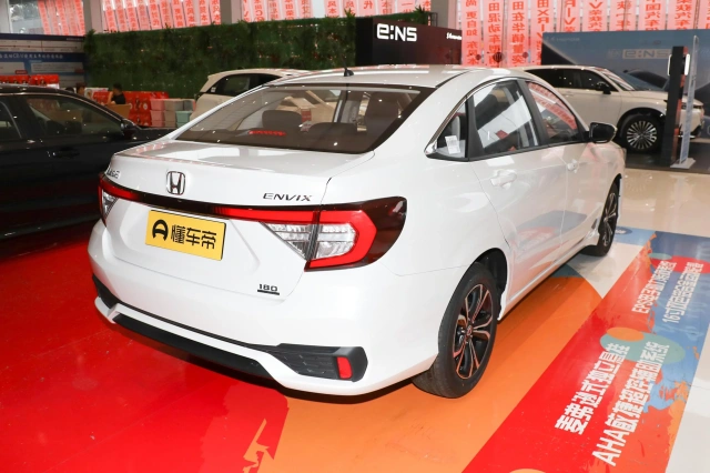 Honda Envix — вид спереди