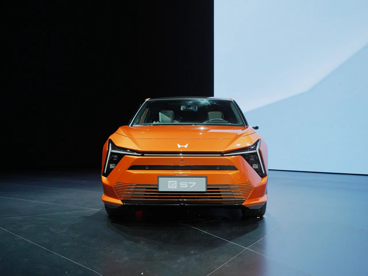 Honda Ye S7 спереди — закрытая решётка радиатора, типичная для электромобилей
