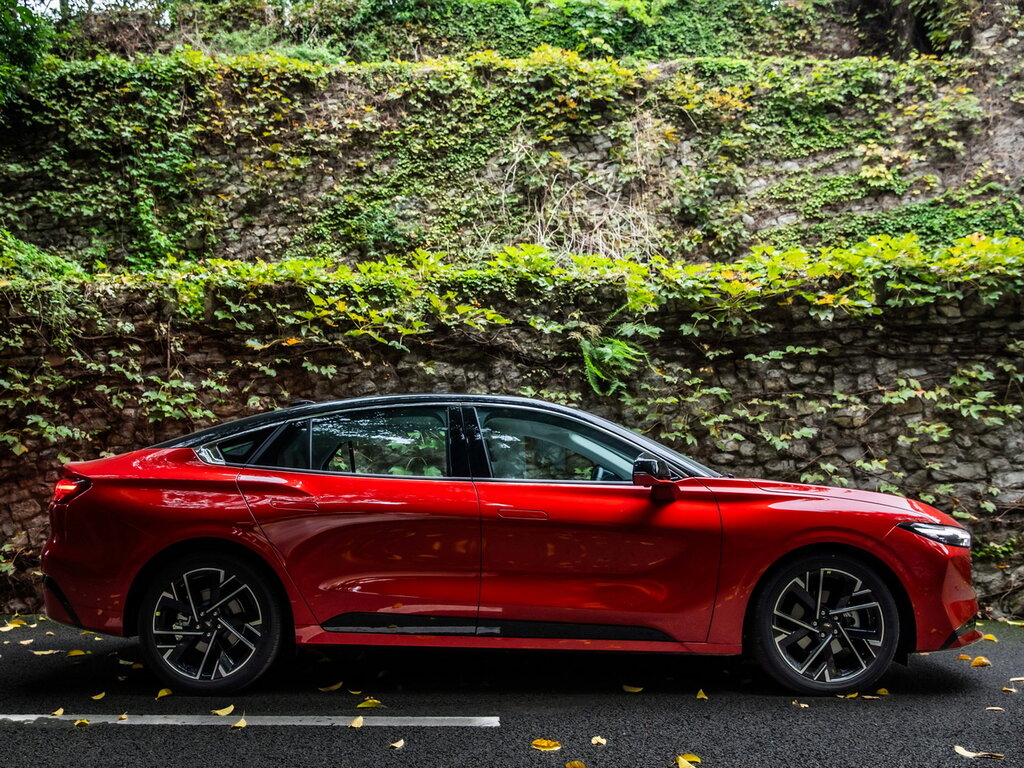 Ford Mondeo в профиль — покатая линия крыши фастбэка, а не классический трёхобъёмный седан