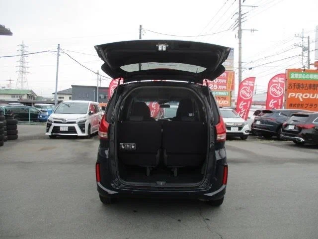 Honda Freed — вид спереди, компактный кузов минивэна