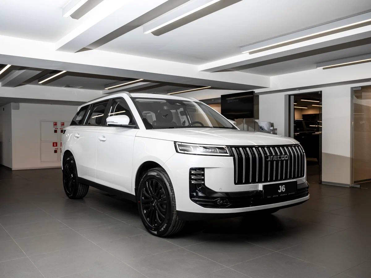 Jaecoo J6 спереди — вертикальная решётка радиатора, круглая оптика