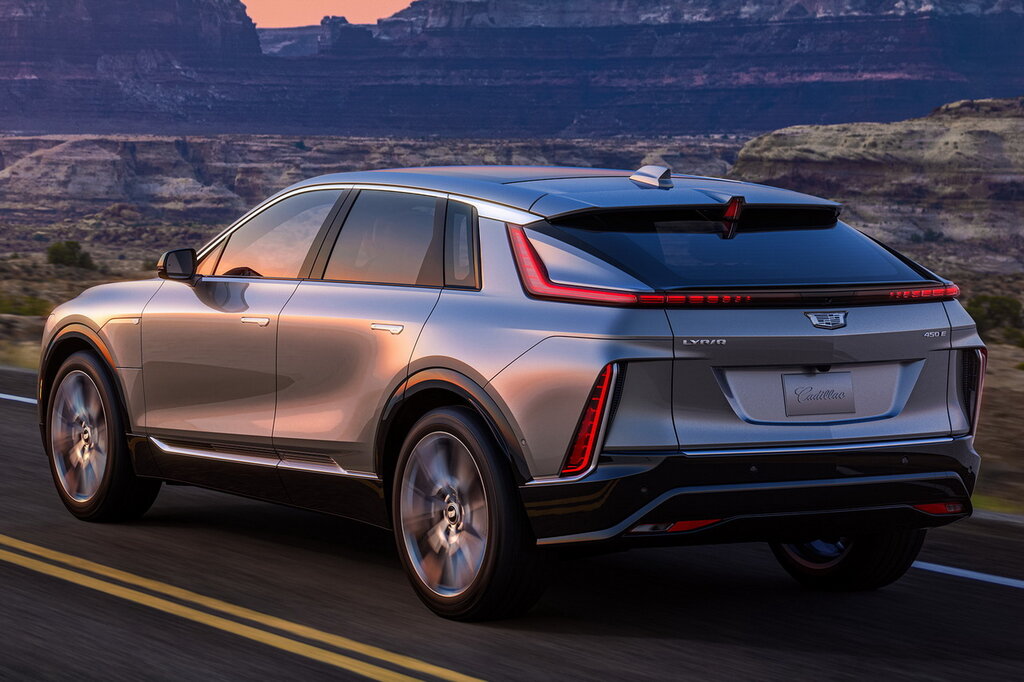 Cadillac Lyriq сзади — задний привод, мотор 255 кВт
