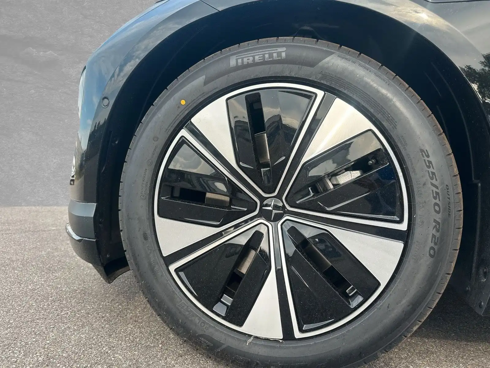 20-дюймовые диски Polestar, резина Pirelli 255/50 R20 — конкретный экземпляр из нашей поставки