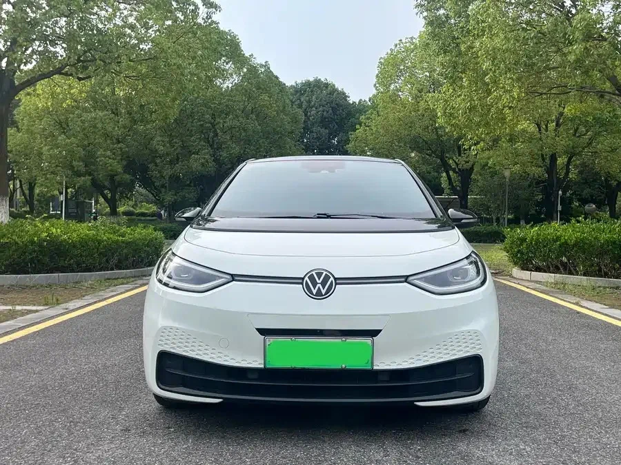 Volkswagen ID.3 — хорошо виден фирменный узкий логотип VW на решётке, задний привод