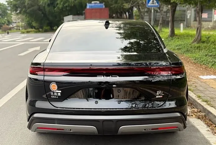 BYD Han DM-i — гибридная версия, от 3 990 000 ₽ под ключ