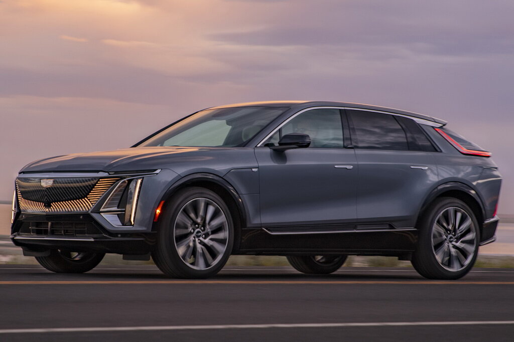 Салон Cadillac Lyriq — интерьер выполнен в той же логике, что и у бензиновых моделей бренда
