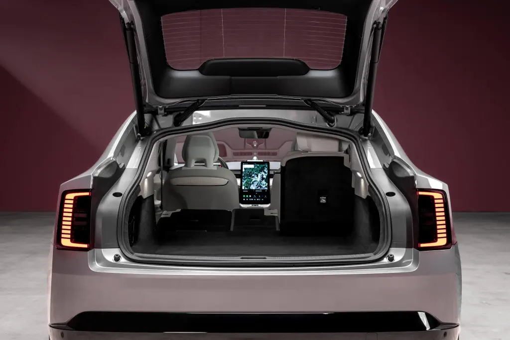 Volvo ES90 — экстерьер, вид сзади: первая модель бренда на 800-вольтовой архитектуре