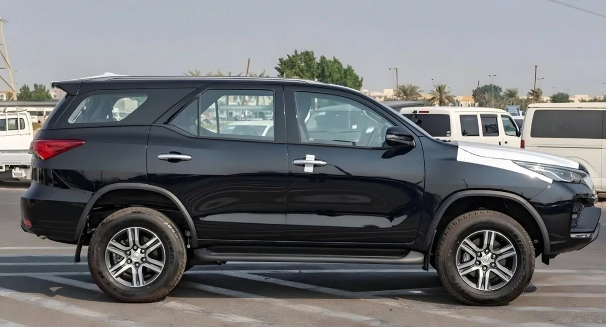 Fortuner сзади — внедорожный силуэт без грузовой платформы пикапа