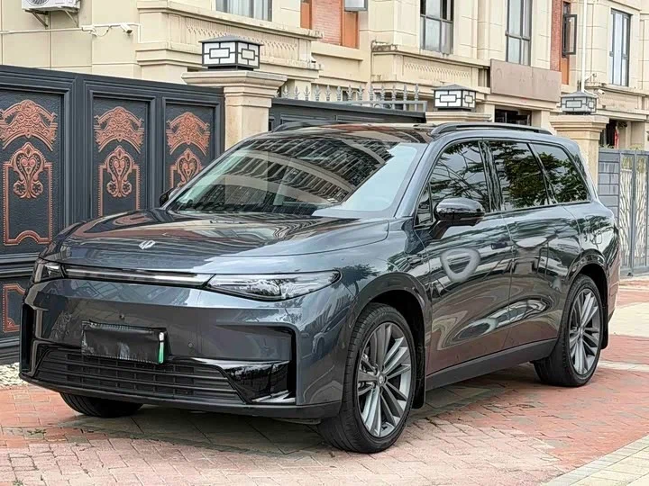 Leapmotor C16 спереди: закрытая панель вместо решётки и тонкая светодиодная полоса — типичный облик EREV и электрокаров Leapmotor