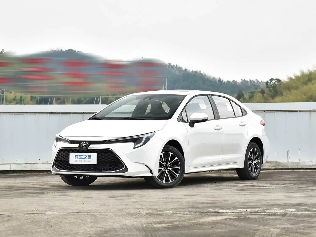 Toyota Levin 2026 в нашем каталоге — белый седан. На фото виден водяной знак 汽车之家 (Autohome) — китайского автомобильного портала, откуда родом оригинальные снимки этого лота