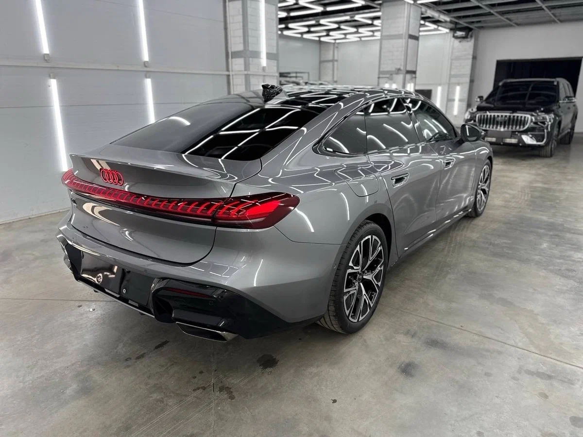 Audi A5L Sportback Premium quattro, серо-чёрный — топовая версия из каталога