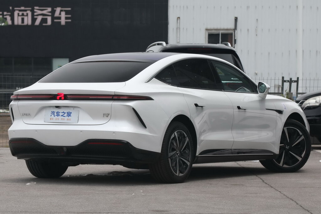 Rising Auto F7 сзади — сквозная светодиодная полоса и шильдик F7, кузов-лифтбек длиной около 5 метров