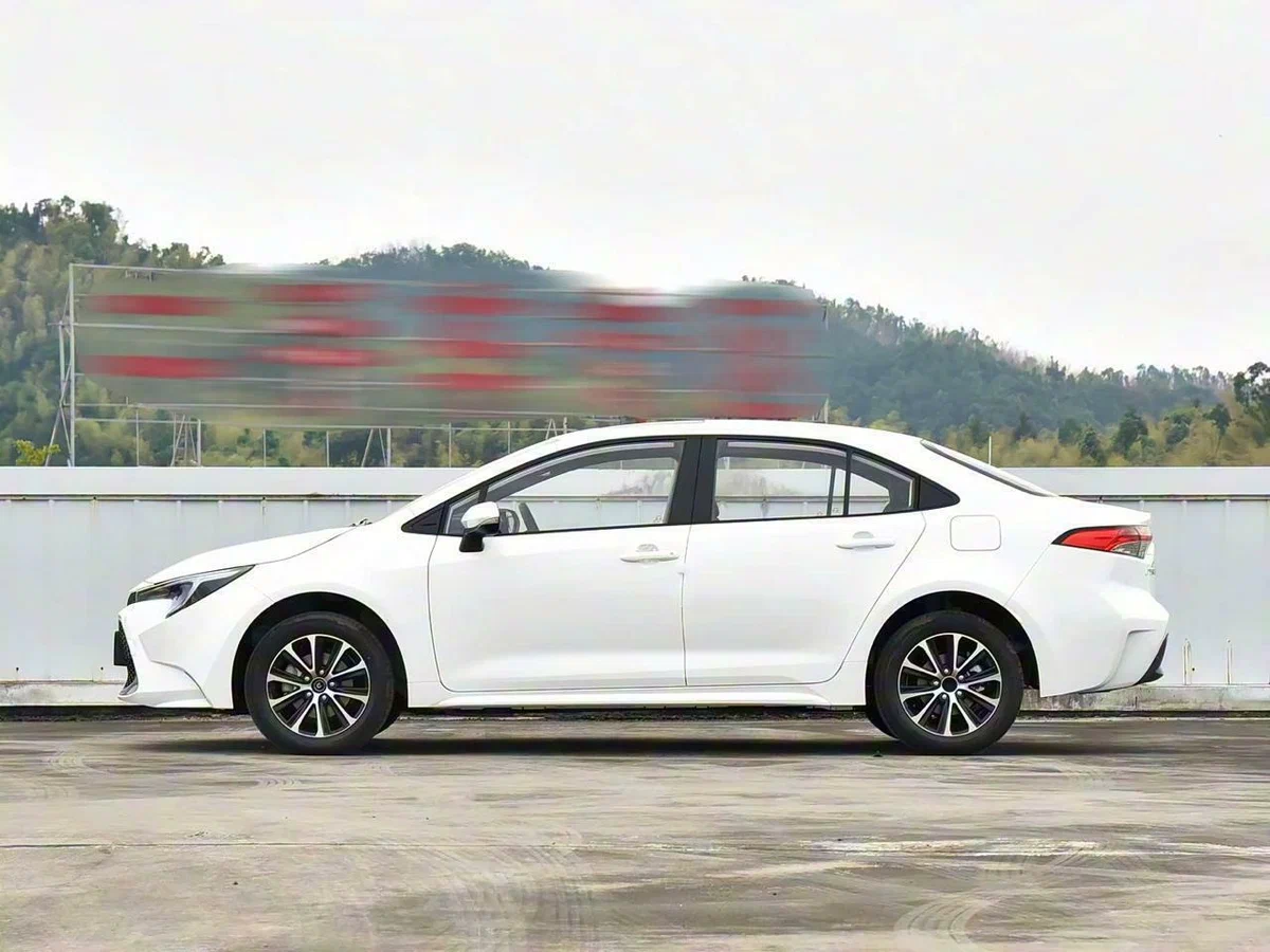 Профиль Levin — силуэт компактного седана почти не отличить от Corolla: это одна и та же платформа