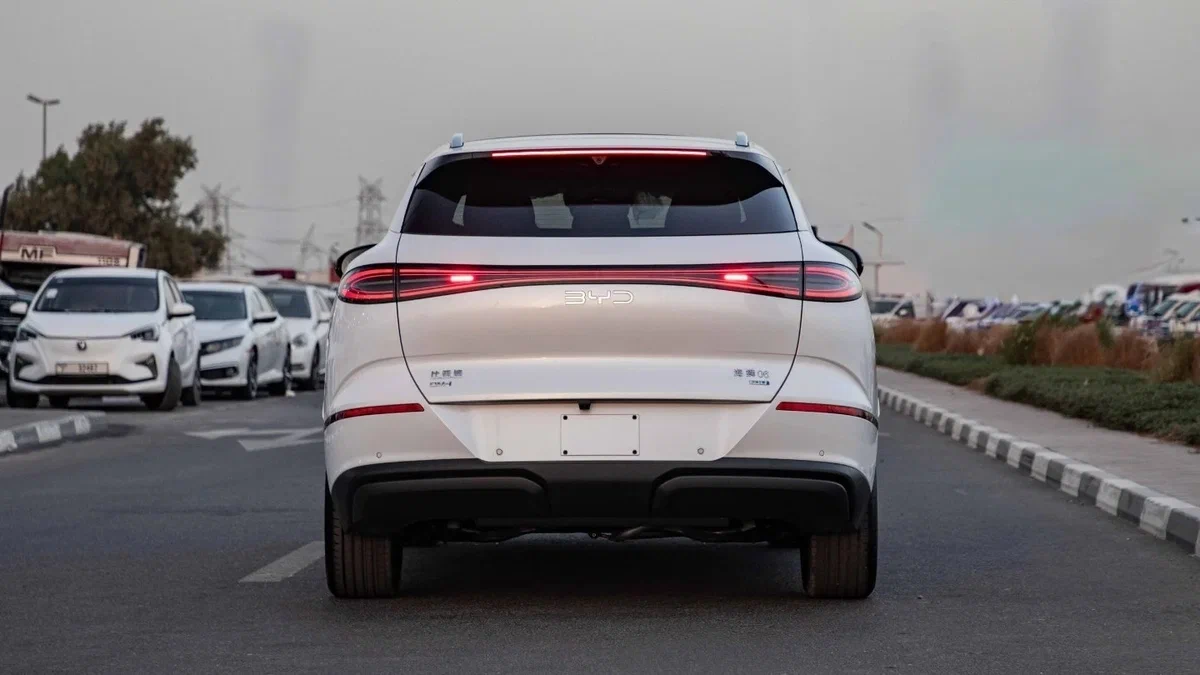 BYD Sealion 06 EV сзади — фирменный шильдик BYD на крышке багажника