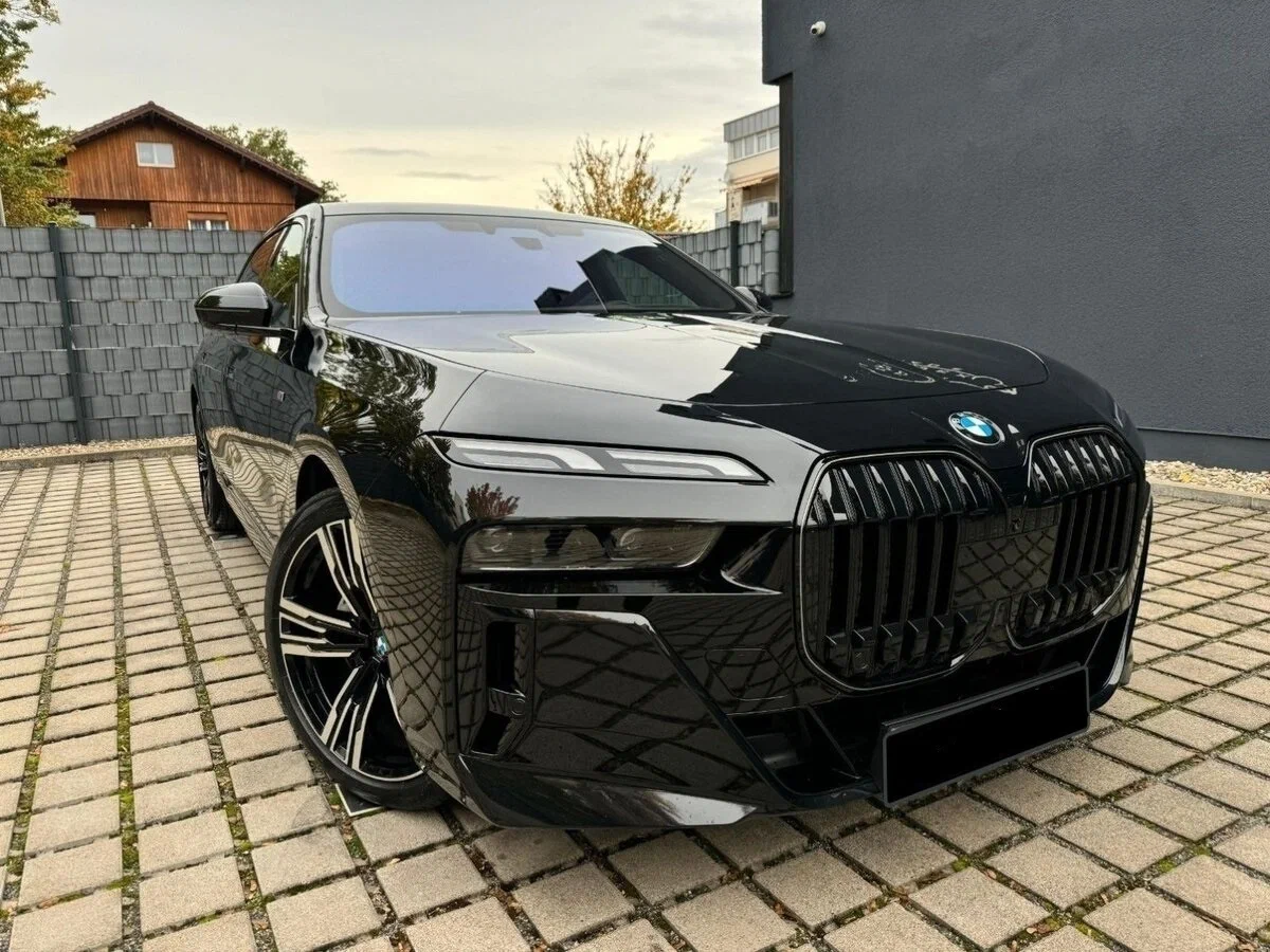 Профиль 740Li заметно длиннее стандартной 7 серии благодаря удлинённой базе
