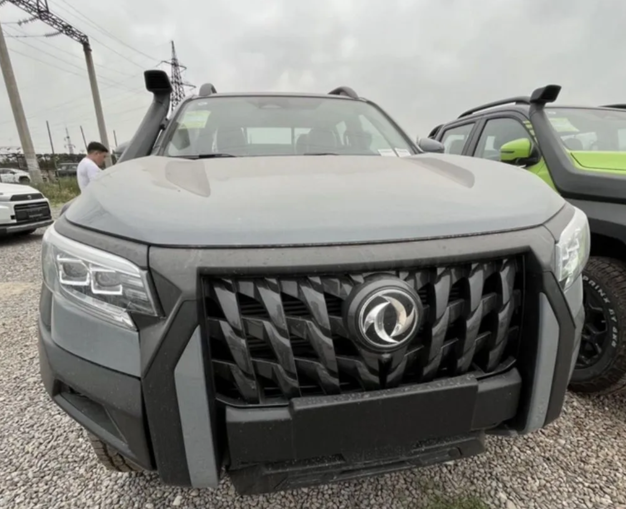 Dongfeng Rich 7 — рамный пикап с массивным силовым обвесом, вид спереди