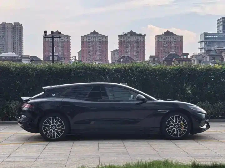 Denza Z9 — спортивный универсал-гибрид на 640 л.с.
