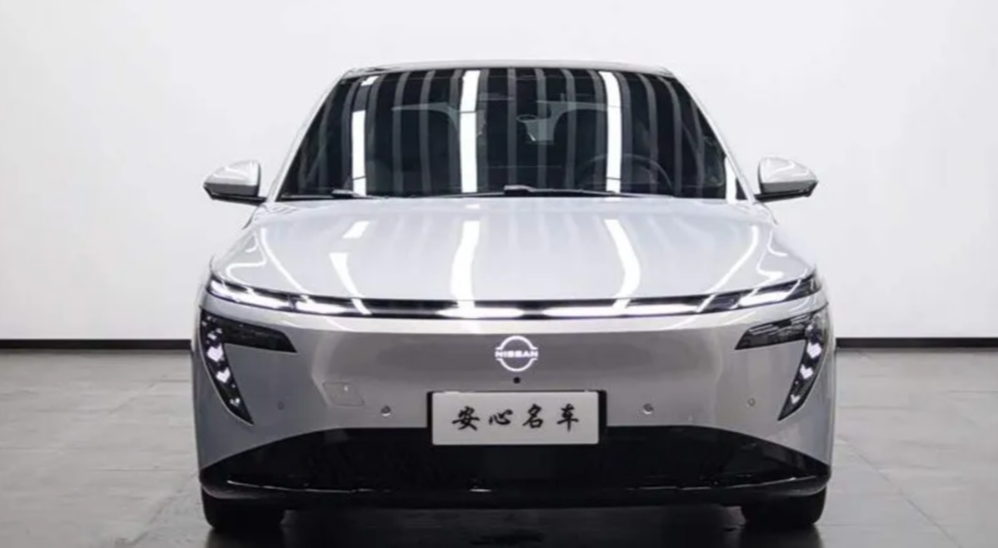 Nissan N7 сбоку — передний привод, автоматическая трансмиссия, кузов седан