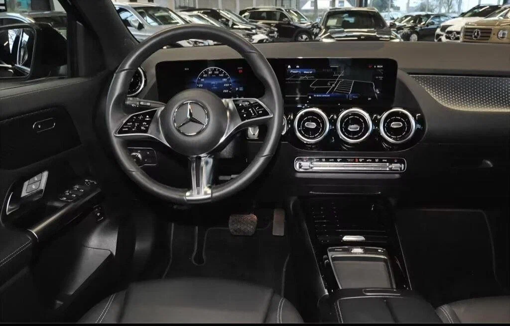 Салон GLA: та же приборная панель и руль, что у A-Class и CLA — общая компактная платформа Mercedes