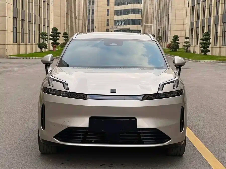 Салон Lynk & Co 08 EM-P — большой центральный экран, отделка в духе премиум-сегмента