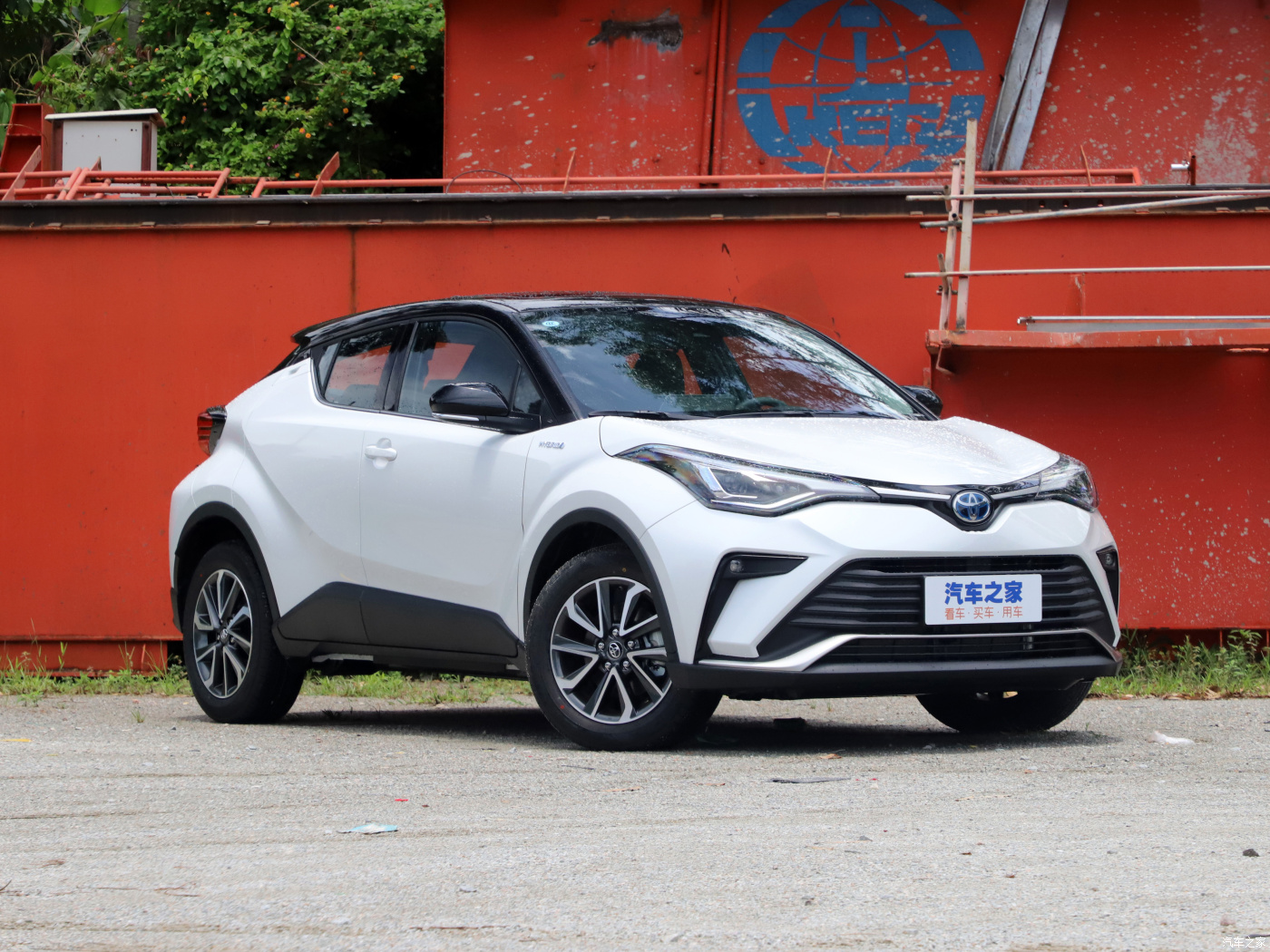 Вид спереди 3/4: фирменная решётка и разделённая оптика Toyota