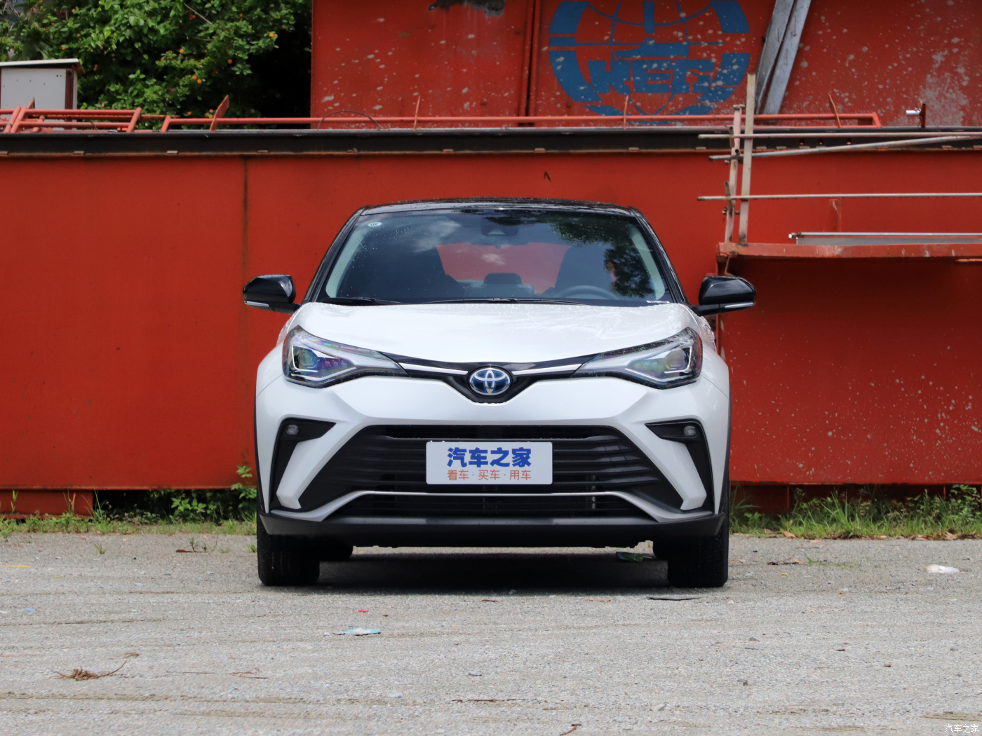 Фронтальный ракурс — шильдик HYBRID под передней стойкой