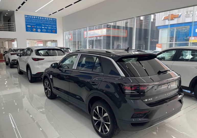T-Roc Starlight в шоуруме поставщика — тёмный кузов, фирменные легкосплавные диски комплектации