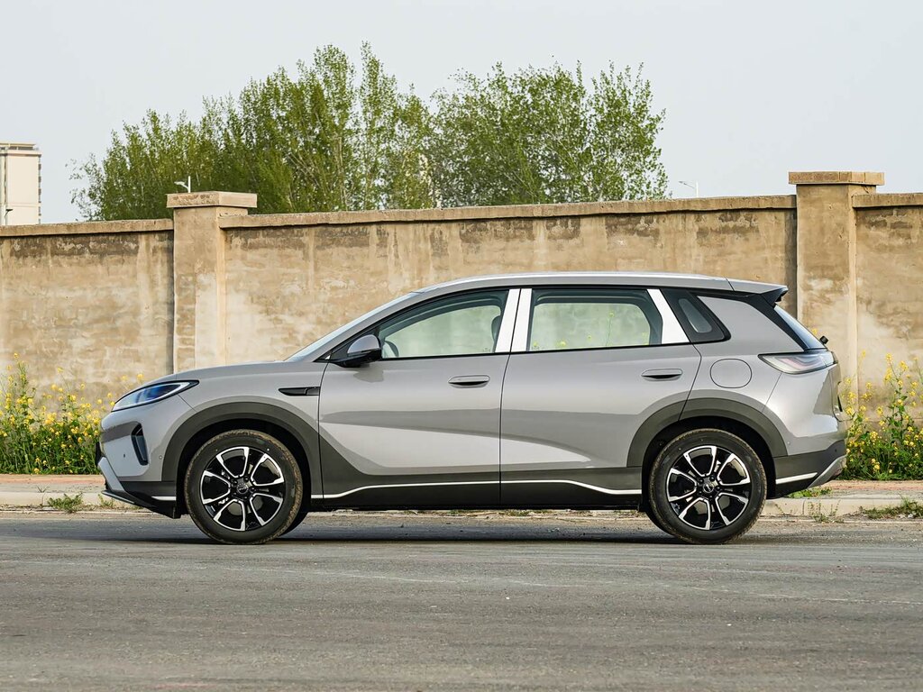 BYD Sealion 05 DM-i — компактный гибридный кроссовер, от 2 390 000 ₽ под ключ