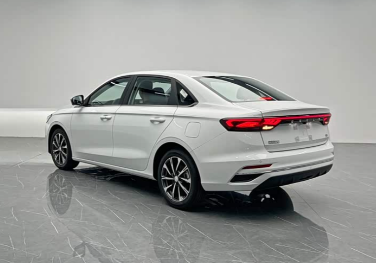 Салон Geely Emgrand — простая, но современная приборная панель