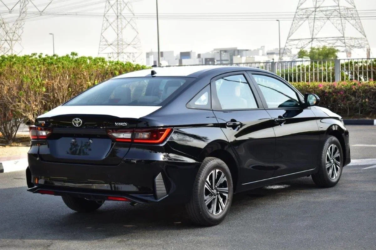 Toyota Yaris L сбоку — мотор 1.5, 105 л.с., вариатор