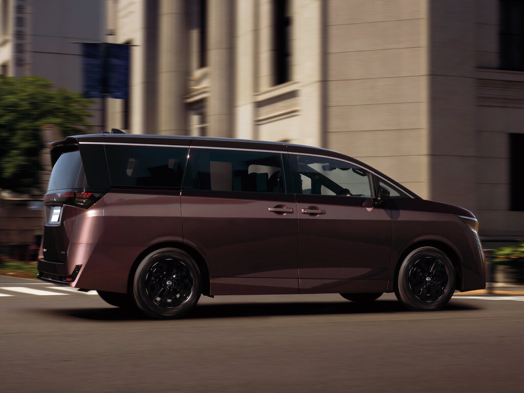 Nissan Elgrand сзади