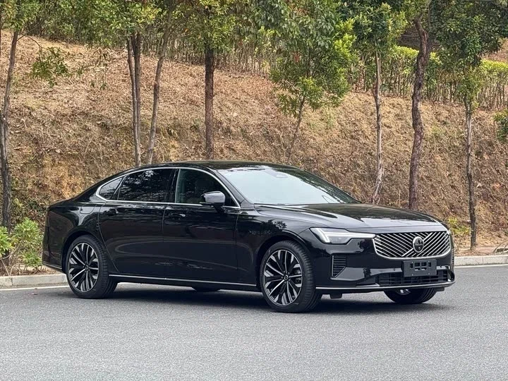 Volvo S90 — фирменные скандинавские Т-образные фары, кузов без рестайлинга последних лет