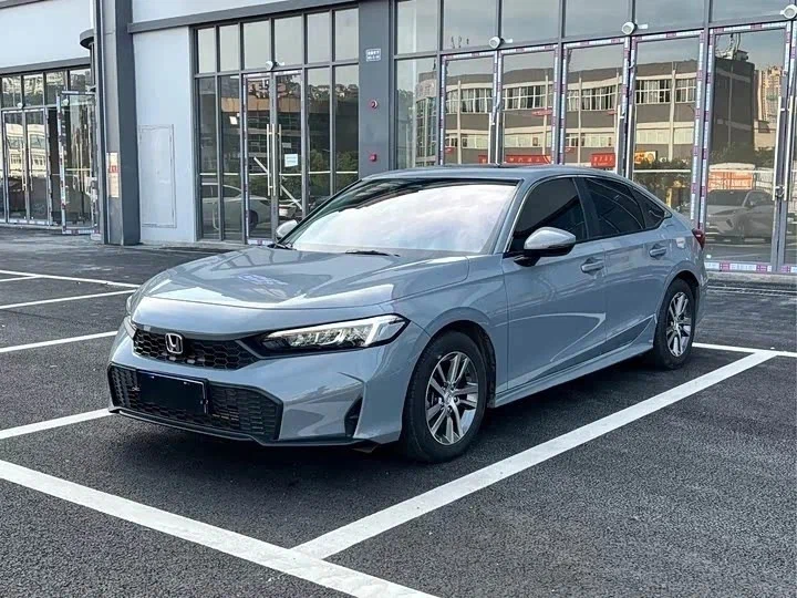 Honda Civic сбоку — седан с покатой линией крыши, спортивный силуэт поколения XI