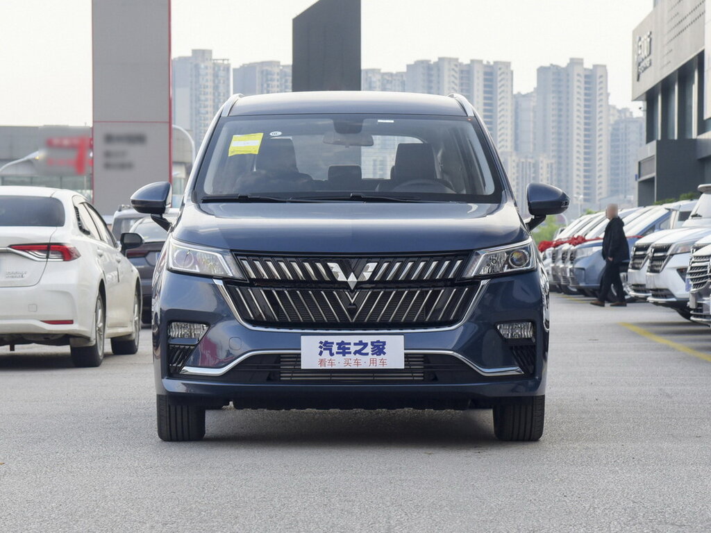 Wuling Jiachen сбоку — классический для минивэна высокий кузов и большая колёсная база
