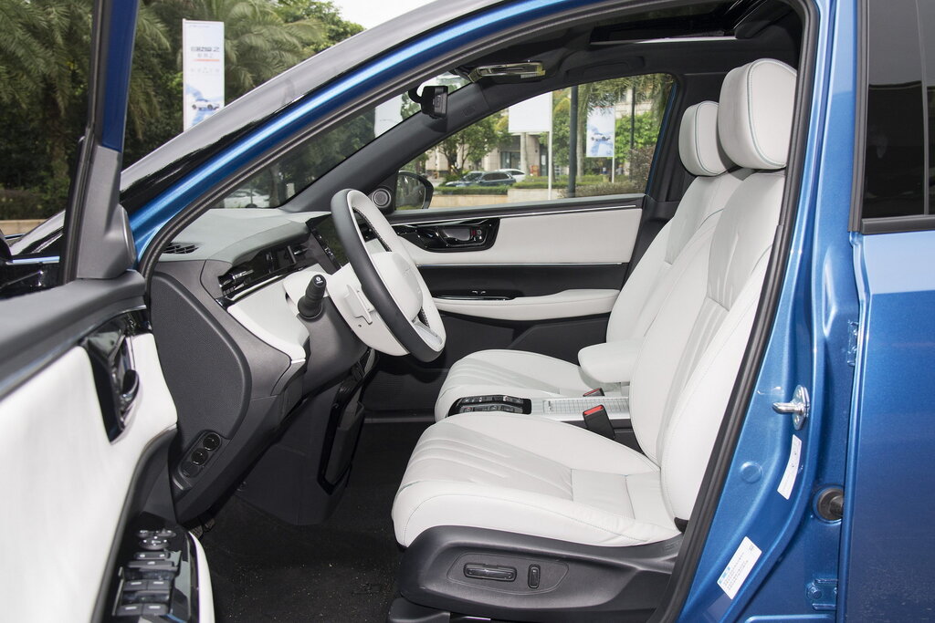 Салон Honda e:NP2 — светлая отделка, руль с логотипом Honda, сдвоенные экраны приборки и мультимедиа