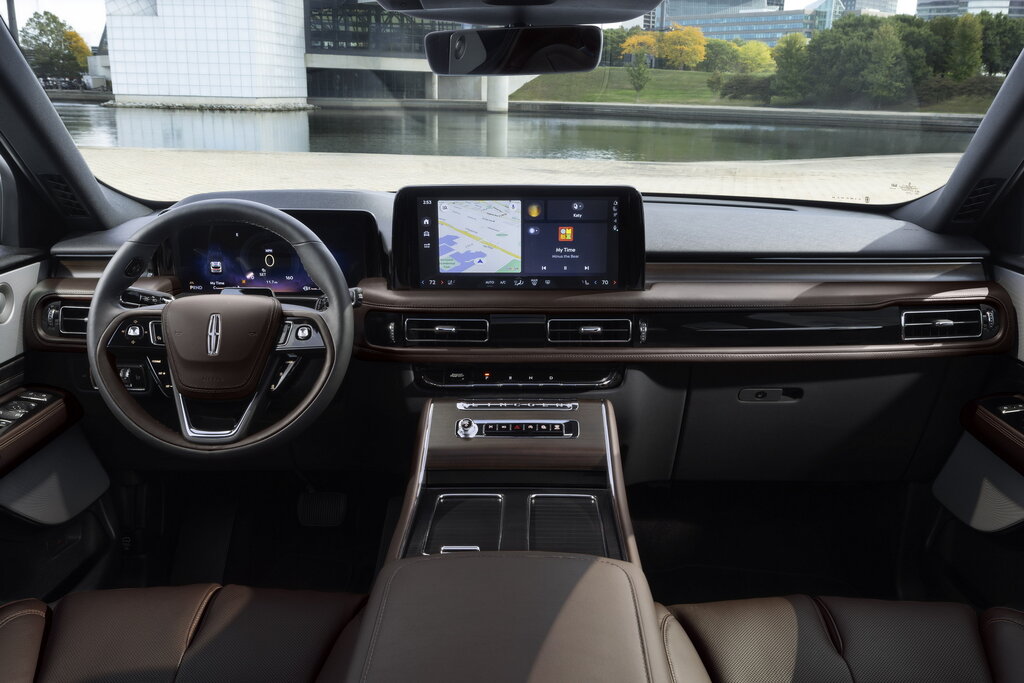 Салон Lincoln Aviator — отделка кожей, большой центральный экран с навигацией