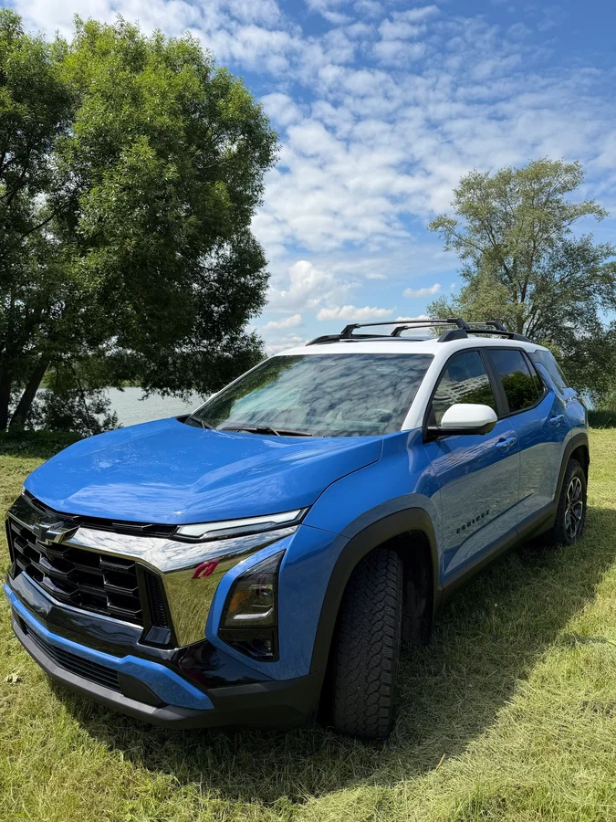 Chevrolet Equinox — фирменная решётка с шевроном, цвет синий с белой крышей