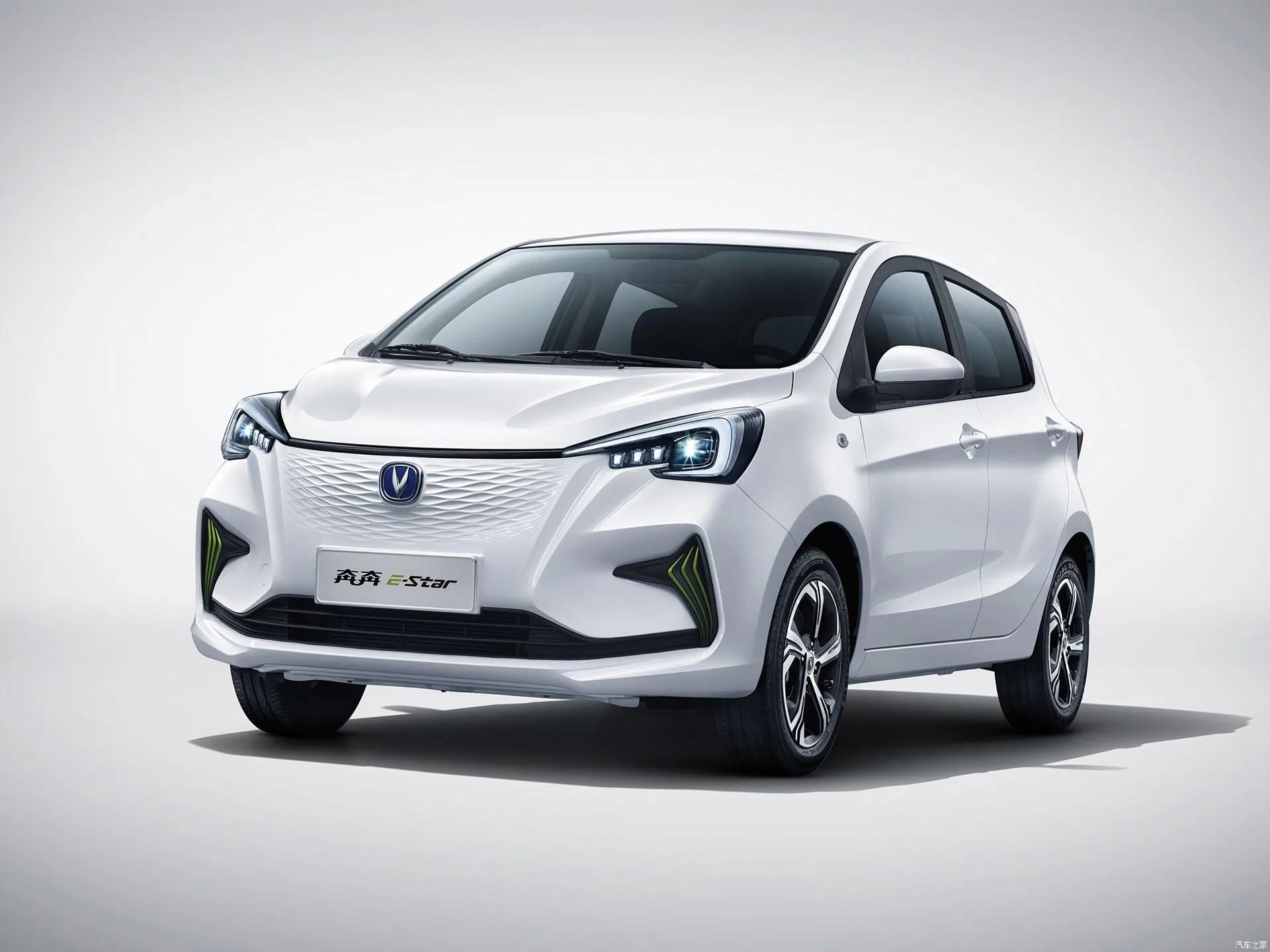 Changan E-Star сбоку — пятидверный кузов, передний привод