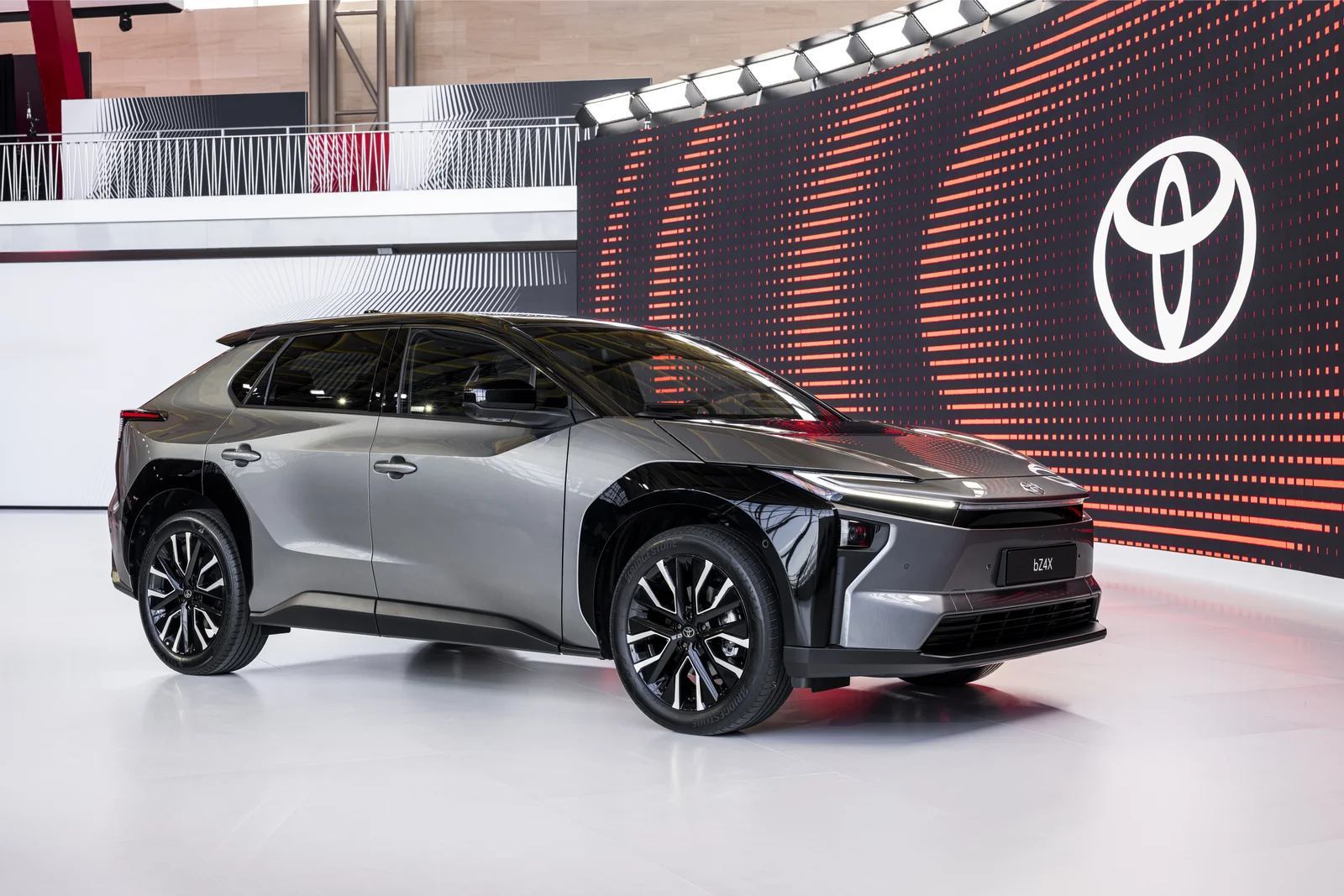 Toyota bZ4X — электрокроссовер, мотор 160 кВт, передний привод