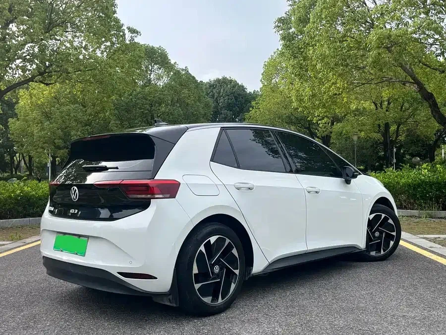 Volkswagen ID.3 — вид сзади, компактный городской формат кузова
