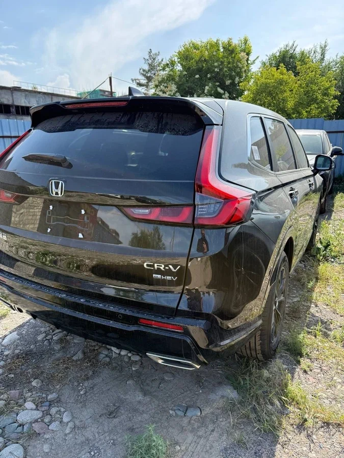 Шильдик «CR-V e:HEV» на корме того же лота — так гибрид отличают от обычной версии вживую, а не по документам
