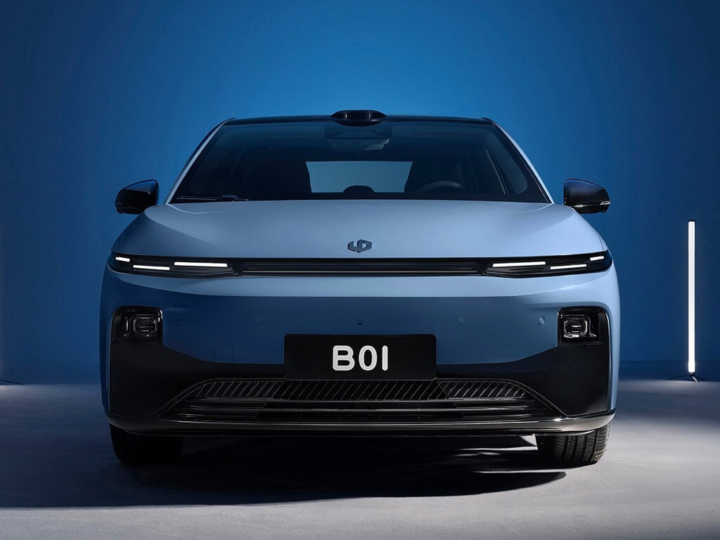Leapmotor B01 спереди — табличка «B01» на номерном знаке, сплошная светодиодная полоса фар