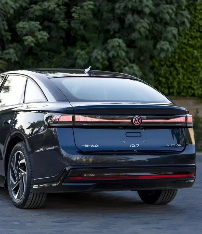 Volkswagen ID.7 — вид сзади, сквозная светодиодная полоса фонарей
