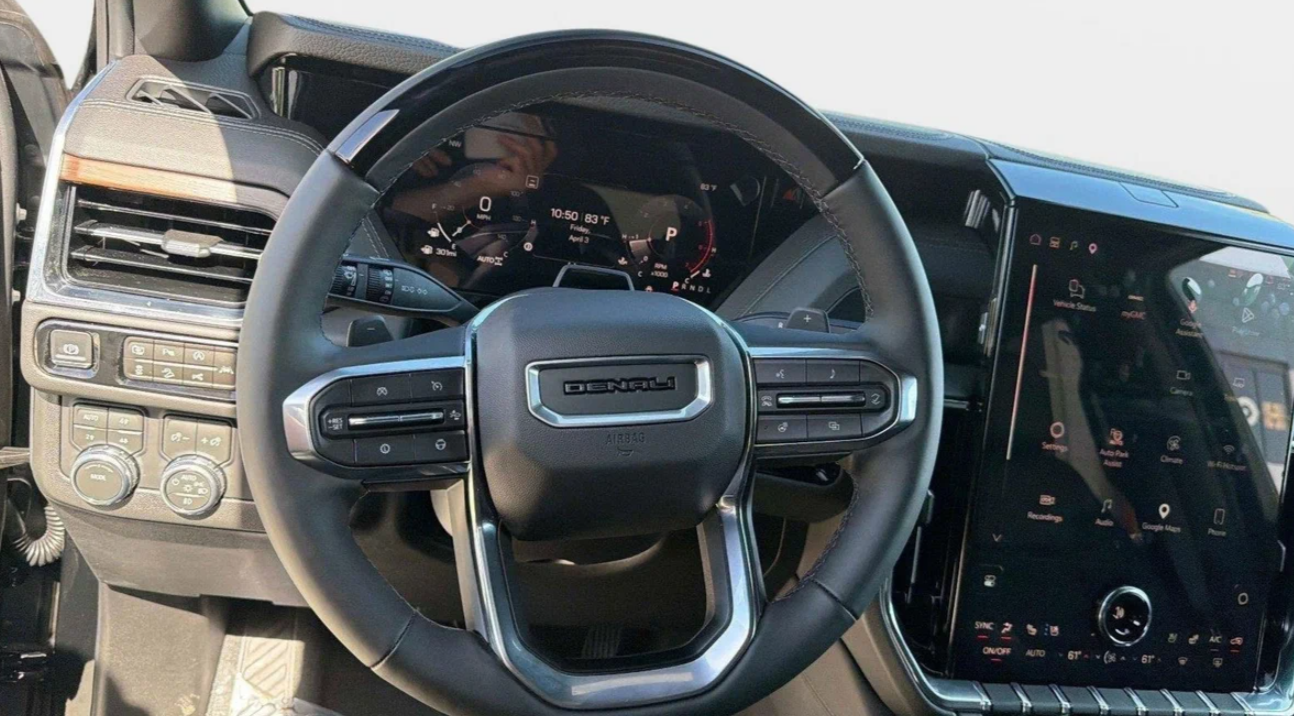 Руль Yukon Denali с шильдиком DENALI и цифровая панель приборов — топовый уровень отделки салона